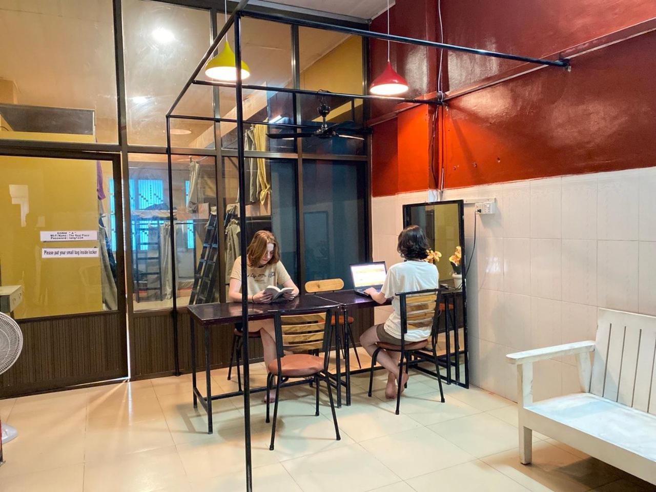 Social Backpacker Hostel & Rooftop Bar Battambang Kültér fotó